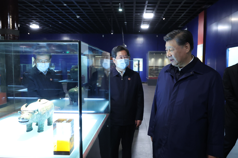 2022年10月28日，習(xí)近平總書記在安陽市殷墟博物館考察。新華社記者 鞠鵬 攝