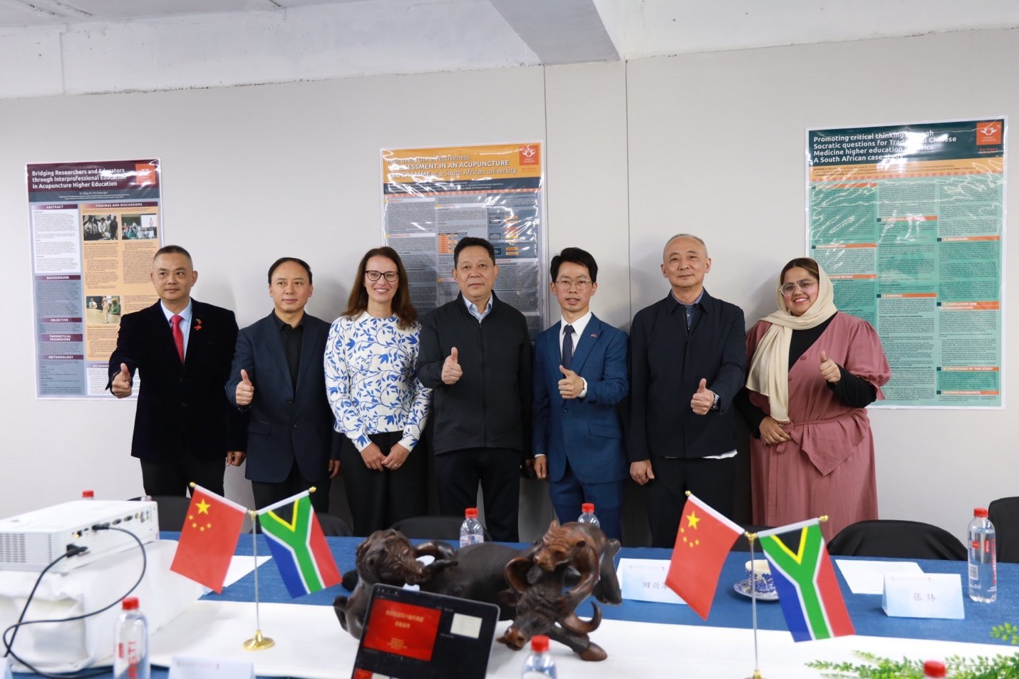 四川省副省長楊興平及代表團與《補充醫(yī)學：教育與研究》雜志社團隊合影。非洲中醫(yī)及針灸中心供圖