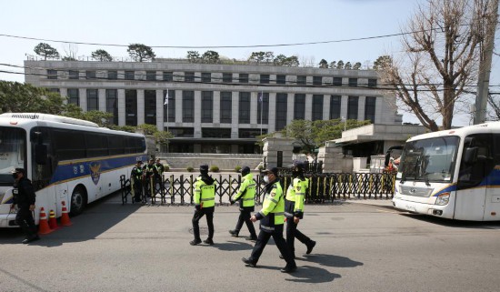 4月3日，在韓國首爾，警察在韓國憲法法院前執(zhí)勤。新華社記者姚琪琳攝