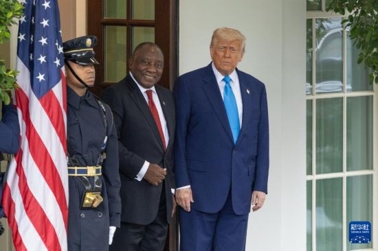 5月21日，美國總統(tǒng)特朗普（右）在華盛頓白宮迎接到訪的南非總統(tǒng)拉馬福薩（中）。新華社記者 胡友松 攝