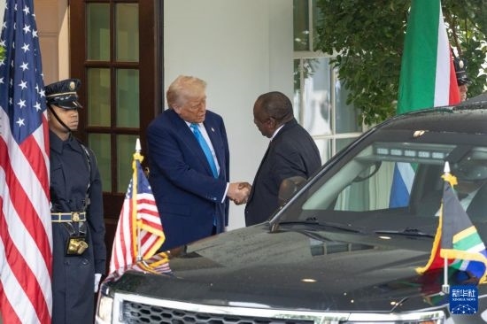 5月21日，美國總統(tǒng)特朗普（左二）在華盛頓白宮迎接到訪的南非總統(tǒng)拉馬福薩。新華社記者 胡友松 攝