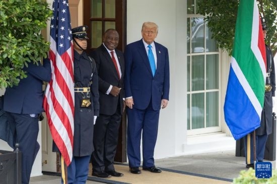 5月21日，美國總統(tǒng)特朗普（右二）在華盛頓白宮迎接到訪的南非總統(tǒng)拉馬福薩（右三）。新華社記者 胡友松 攝