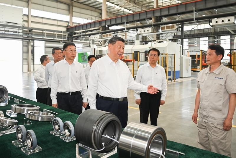 2025年5月19日，習(xí)近平總書記在河南洛陽軸承集團(tuán)股份有限公司智能工廠考察。
