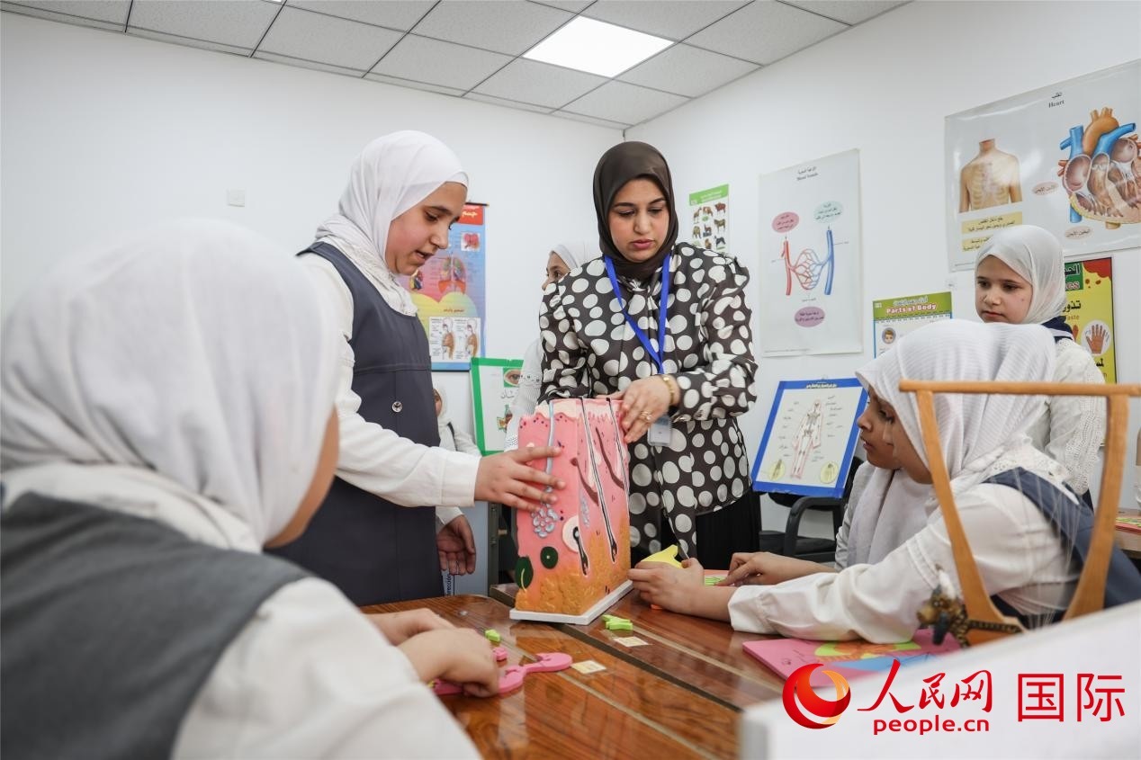 圖為阿爾·圖拉女子學校學生在上生物課。人民網記者 薛丹攝