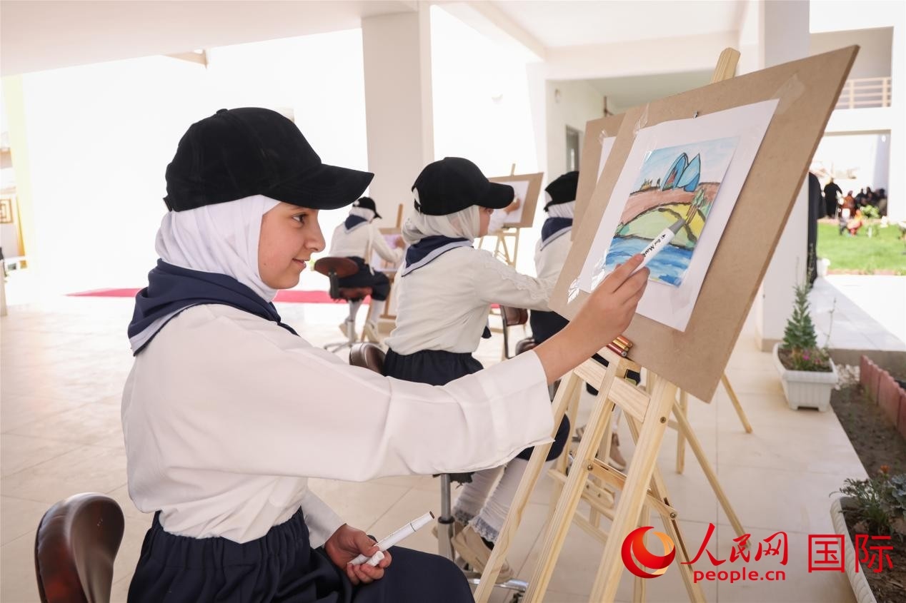 圖為阿爾·圖拉女子學校學生在上美術課。人民網記者 薛丹攝