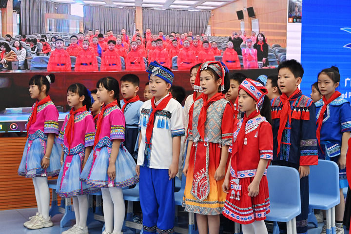 2025年3月28日，在“壯蒙一家親 共筑中國(guó)夢(mèng)”手拉手主題云隊(duì)會(huì)上，廣西南寧市濱湖路小學(xué)四（1）中隊(duì)隊(duì)員通過(guò)網(wǎng)絡(luò)和內(nèi)蒙古鄂爾多斯東勝區(qū)第十二小學(xué)四（9）中隊(duì)隊(duì)員一起唱《中國(guó)少年先鋒隊(duì)隊(duì)歌》。新華社記者 周華 攝
