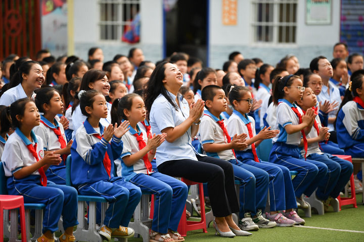 2021年7月1日，在位于陜西省延安市的楊家?guī)X福州希望小學(xué)，師生收看慶祝中國(guó)共產(chǎn)黨成立100周年大會(huì)。新華社記者 張博文 攝