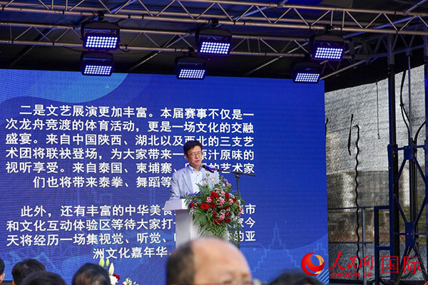 中國(guó)駐法蘭克?？傤I(lǐng)事黃昳揚(yáng)在致辭中對(duì)龍舟賽表示熱烈祝賀。人民網(wǎng) 依琳攝