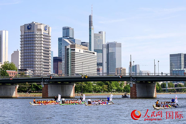 龍舟賽隊(duì)伍奮力揮槳、破浪前行。人民網(wǎng) 依琳攝