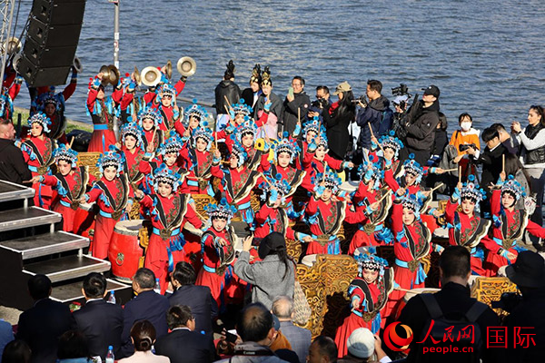 龍舟賽開(kāi)幕式上，《楊家將戰(zhàn)鼓》演奏引爆全場(chǎng)。人民網(wǎng) 依琳攝
