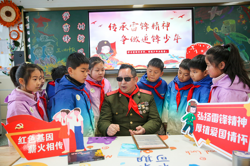 2025年3月3日，江蘇南通如皋市安定小學(xué)里，傷殘軍人許波銀在思政小課堂上向?qū)W生講述雷鋒故事。