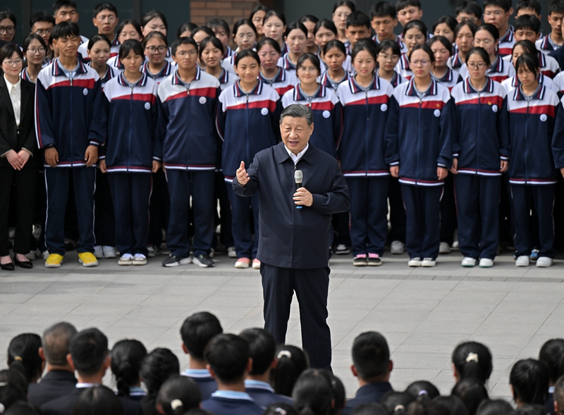 2024年6月18日，習(xí)近平總書記在青海果洛西寧民族中學(xué)考察時，同師生們親切交流。