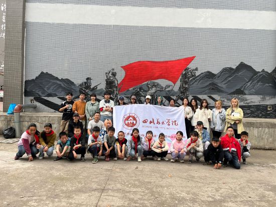 “行動(dòng)中的課堂：探尋茶馬古道紅色印記”工作坊與當(dāng)?shù)匦W(xué)生共同創(chuàng)作主題壁畫(huà)。