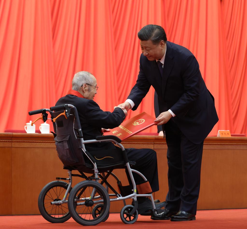 2021年11月3日，2020年度國家科學(xué)技術(shù)獎勵大會在北京人民大會堂隆重舉行。習(xí)近平總書記向獲得2020年度國家最高科學(xué)技術(shù)獎的中國航空工業(yè)集團有限公司顧誦芬院士頒獎。新華社記者 龐興雷 攝