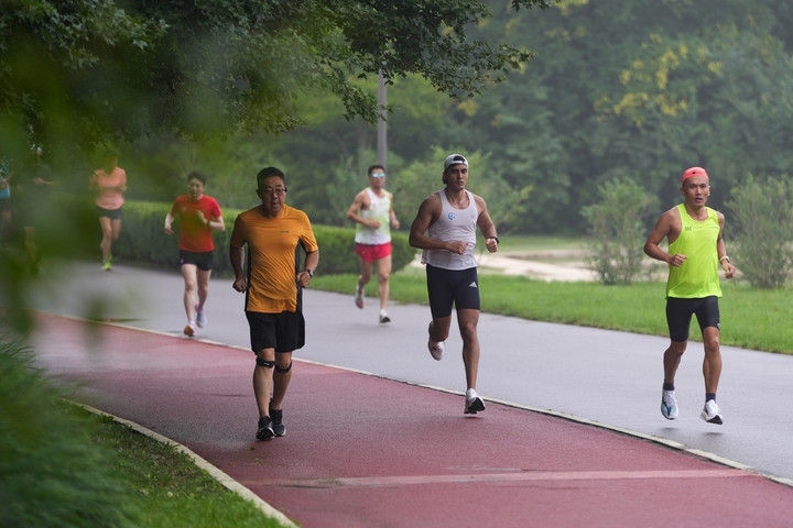 2024年7月14日，市民在北京中軸線延長(zhǎng)線上的奧林匹克森林公園運(yùn)動(dòng)鍛煉。