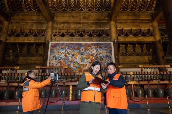 北京市測(cè)繪設(shè)計(jì)研究院團(tuán)隊(duì)在太廟測(cè)繪（2023年2月19日攝）。2020年9月起，北京市測(cè)繪設(shè)計(jì)研究院的技術(shù)團(tuán)隊(duì)開(kāi)展了北京中軸線遺產(chǎn)點(diǎn)實(shí)地測(cè)繪，從文物保護(hù)、環(huán)境整治、文物騰退等方面為北京中軸線申遺提供空間數(shù)據(jù)底板。