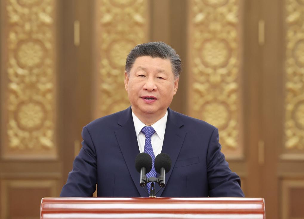 2024年9月23日，習(xí)近平總書記在人民大會堂接見探月工程嫦娥六號任務(wù)參研參試人員代表并參觀月球樣品和探月工程成果展覽。這是習(xí)近平總書記發(fā)表重要講話。新華社記者 鞠鵬 攝