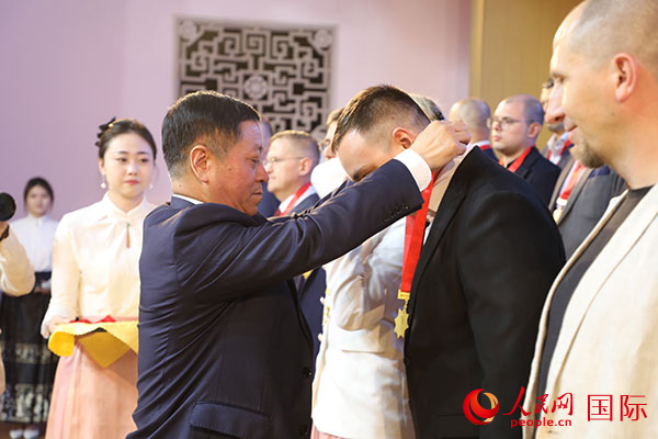 中國(guó)駐俄羅斯大使張漢暉為獲獎(jiǎng)?wù)哳C獎(jiǎng)。人民網(wǎng)記者 肖新新攝