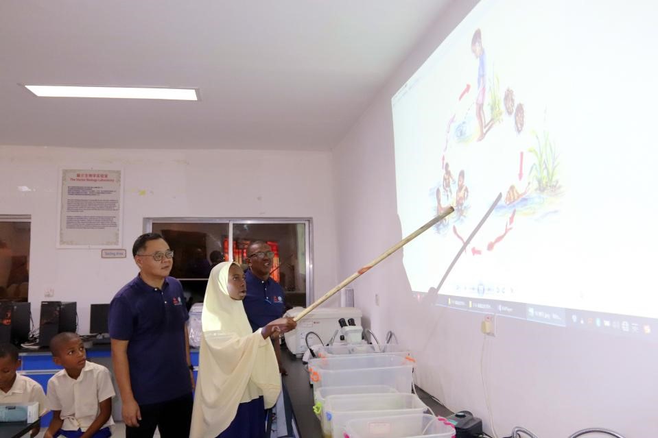 血吸蟲病健康教育講座。施亮攝