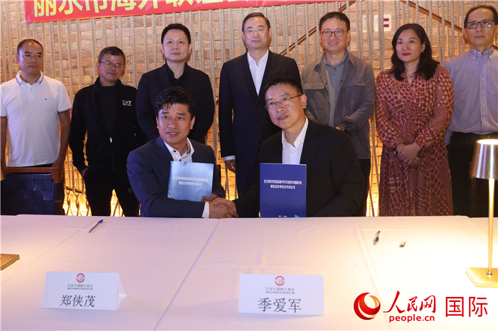 浙江省青田華僑實驗高級中學與巴西里約中國國際學校在座談會上締結為友好學校，青田縣人民政府僑務辦公室主任季愛軍和擔任巴西里約中國國際學校董事長的鄭俠茂作為代表簽署協(xié)議。 人民網記者 時元皓攝