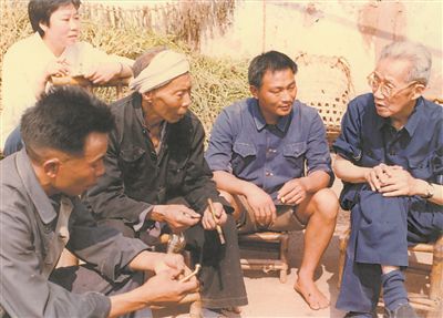 侯光炯（右一）和農(nóng)民在一起親切交流。 西南大學檔案館供圖