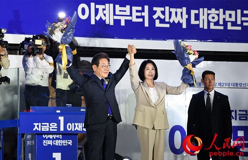 6月4日凌晨，確定當選韓國總統的李在明舉手向歡呼的支持者們致意。 人民網 康炯彬攝