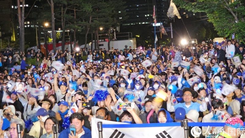 當地時間4日凌晨，李在明支持者們聚集在國會前等待計票結果。人民網 柳美鉉攝