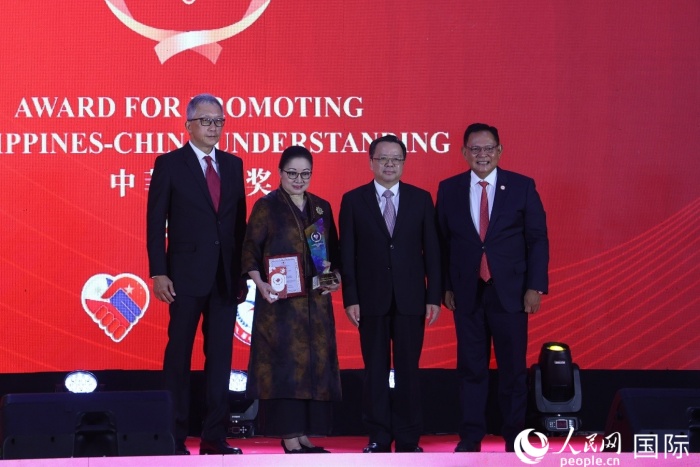菲律賓前參議員許爾琦榮獲“終身成就獎(jiǎng)”。人民網(wǎng)記者 樊帆攝