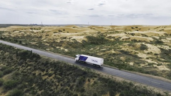 主線科技智能卡車行駛在路上。