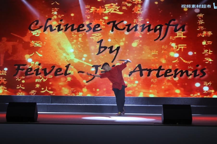 恩星學(xué)校中學(xué)部學(xué)生表演武術(shù)。哈山努丁大學(xué)孔子學(xué)院供圖